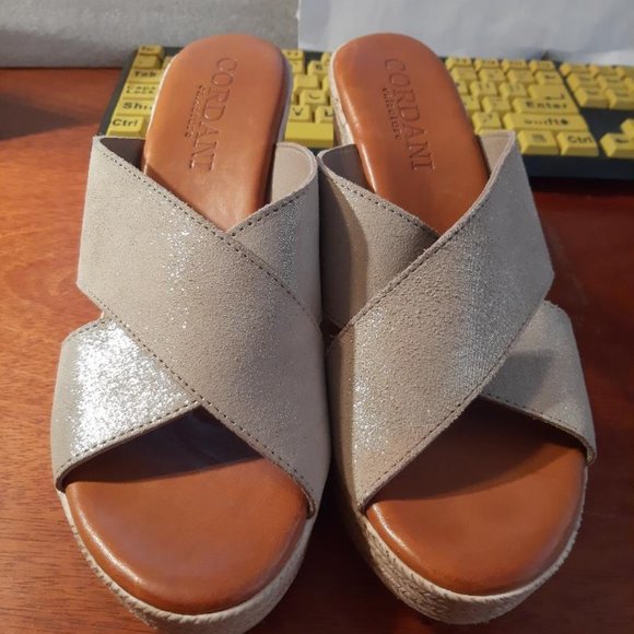 Cordani Bella Criss-Crossing Wedge Sandal Light Gray SzUS9/EU40 PreLoved